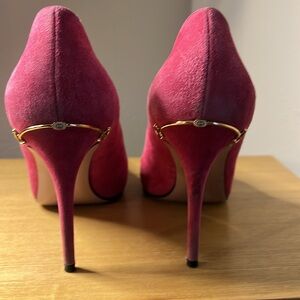 Gucci pink suede pumps
